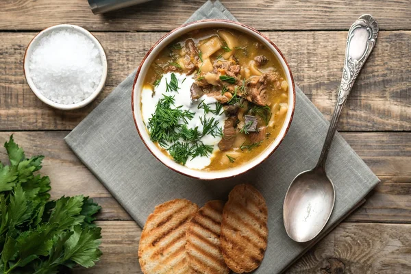 Soupe Maison Avec Croutons Champignons Porcini Herbes Sur Fond Bois — Photo