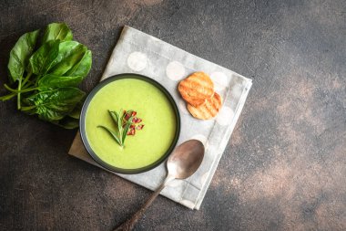 Brokoli kremalı çorba, üzerinde ıspanak ve kızarmış ekmek olsun..