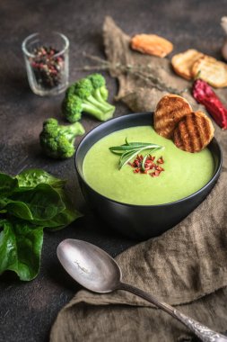 Brokoli kremalı çorba, ıspanak ve kızarmış ekmek.