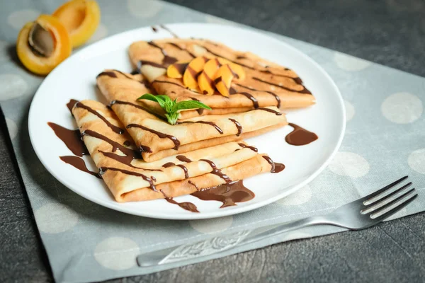 Pannenkoeken Met Chocoladesaus Fruit Munt Een Donkere Achtergrond — Stockfoto