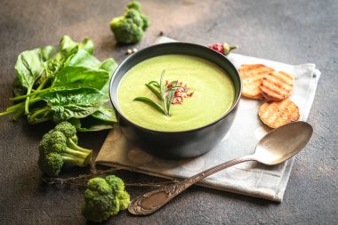 Brokoli kremalı çorba, ıspanak ve kızarmış ekmek.