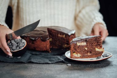 Geleneksel ev yapımı çikolatalı elmalı turta.. 