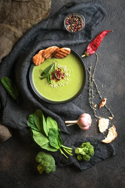 西兰花奶油汤 带有菠菜和克罗顿在黑暗的背景图片复制空间 — 图库照片