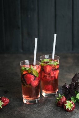 Arka planda fesleğenli ev yapımı çilekli limonata..