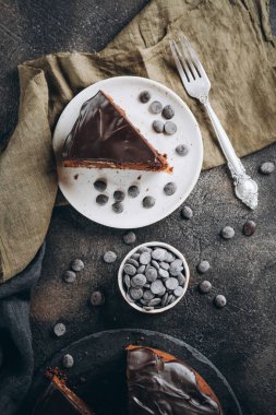 Geleneksel İtalyan çikolatalı keki koyu arkaplanda elmalar ve tarçınlı.