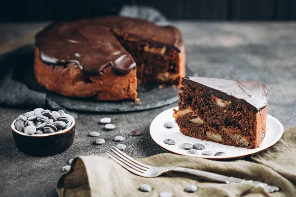 Geleneksel Talyan Çikolatalı Keki Koyu Arkaplanda Elmalar Tarçınlı — Stok fotoğraf