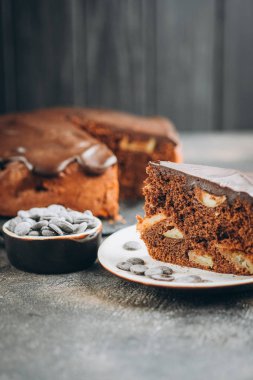 Geleneksel İtalyan çikolatalı keki koyu arkaplanda elmalar ve tarçınlı.