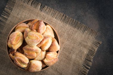 Köy peyniri ve şekerli kurabiyeler arka planda koyu bir kase üzerinde ücretsiz fotokopi alanı