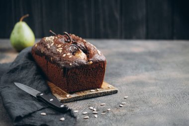 Ev yapımı hamur işleri. Armut ve tarçınlı çikolatalı pasta. Arka planda fotokopi alanı.