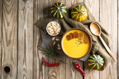 Tohumlu, baharatlı, otlu ve kıtır ekmekli ev yapımı balkabağı çorbası..