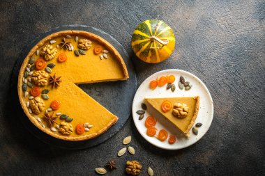 Geleneksel Amerikan ev yapımı tatil balkabağı turtası koyu arkaplanda balkabağı görünümlü fotokopi alanı.