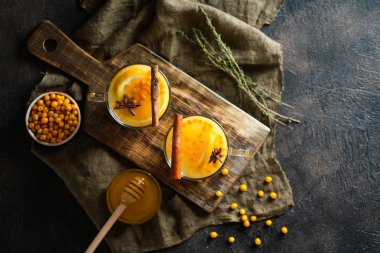 Koyu arkaplanda portakallı ve baharatlı deniz dikenli çay.