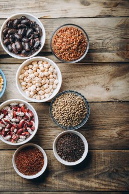 Süper yemek. Kırsal bir arka planda tohumlar ve fasulye çeşitleri. Üst görünüm kopyalama alanı. Vejetaryenler.