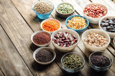 Süper yemek. Kırsal bir arka plan fotokopi alanında tohumlar ve fasulye çeşitleri. Vejetaryenler.