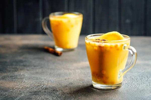 Чай Облепихи Апельсином Специями Темном Фоне — стоковое фото