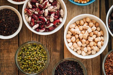 Süper yemek. Kırsal bir arka plan fotokopi alanında tohumlar ve fasulye çeşitleri. Vejetaryenler. Üst görünüm 