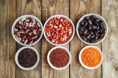 Süper yemek. Kırsal bir arka plan fotokopi alanında tohumlar ve fasulye çeşitleri. Vejetaryenler. Üst görünüm 