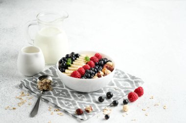 Sağlıklı kahvaltı. Açık arkaplanda meyveli yulaf ezmesi fotokopi alanı.