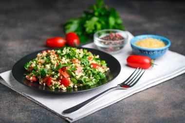 Geleneksel oryantal salata Tabbouleh bulgur ve maydanozlu koyu arkaplan fotokopi alanı.