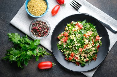 Geleneksel oryantal salata Tabbouleh bulgur ve maydanozlu ve arka plan görünümü koyu olan kopya alanı.