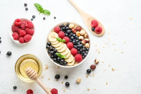 Gezond Ontbijt Havermout Met Bessen Fruit Een Lichte Achtergrond Bovenaanzicht — Stockfoto