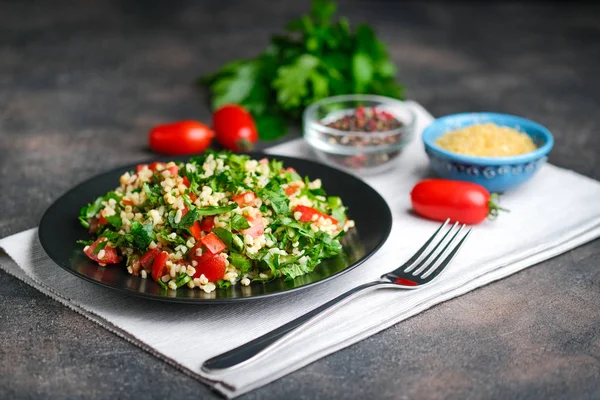 Traditionelle Orientalische Salattabbouleh Mit Bulgur Und Petersilie Auf Dunklem Hintergrund — Stockfoto