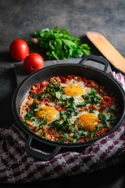 Shakshuka Tradicional Con Huevos Tomate Perejil Una Sartén Hierro Sobre — Foto de Stock