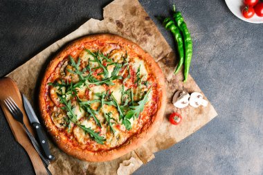 Geleneksel İtalyan pizzası patlıcan, mozzarella, fesleğen ve domatesli koyu arka planda fotokopi alanı.