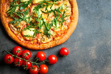 Geleneksel İtalyan pizzası patlıcan, mozzarella, fesleğen ve domatesli koyu arka planda fotokopi alanı.