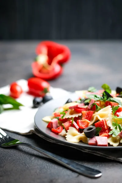 Traditioneller Salat Mit Pasta Farfalle Schinken Pfeffer Und Kräutern Auf — Stockfoto