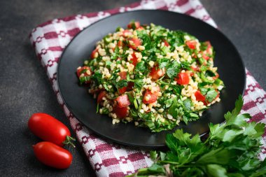 Geleneksel oryantal salata Tabbouleh bulgur ve maydanozlu koyu arkaplan fotokopi alanı.