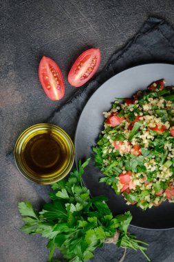 Geleneksel oryantal salata Tabbouleh bulgur ve maydanozlu ve arka plan görünümü koyu olan kopya alanı.