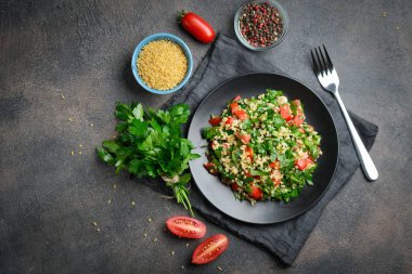 Geleneksel oryantal salata Tabbouleh bulgur ve maydanozlu ve arka plan görünümü koyu olan kopya alanı.