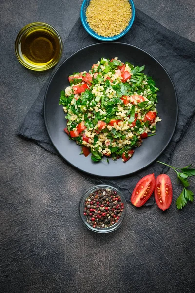 Traditionelle Orientalische Salattabbouleh Mit Bulgur Und Petersilie Auf Dunklem Hintergrund — Stockfoto