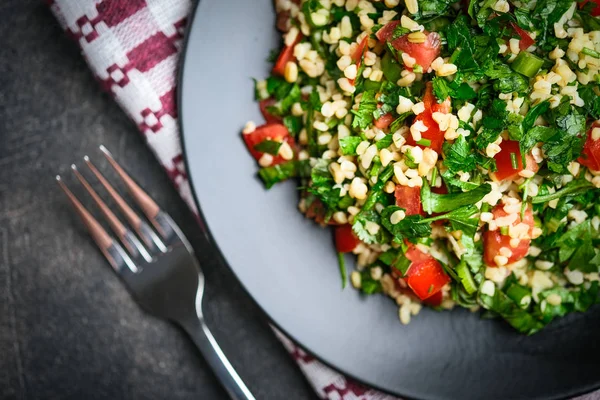 Традиционный Восточный Салат Tabbouleh Булгуром Петрушкой Темном Фоне — стоковое фото