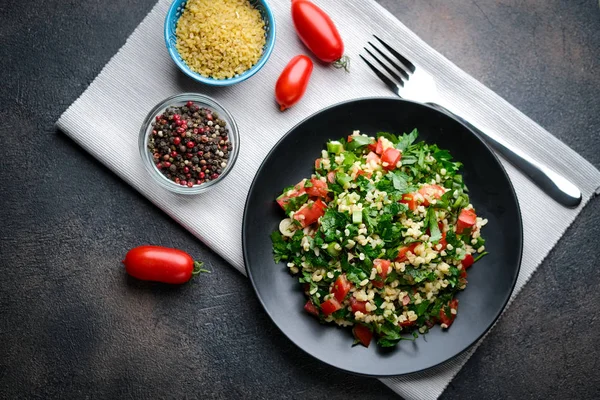 Традиционный Восточный Салат Tabbouleh Булгуром Петрушкой Темном Фоне — стоковое фото