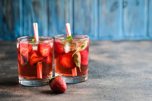 Koyu Arkaplanda Fesleğen Yapraklı Taze Çilekli Limonata — Stok fotoğraf