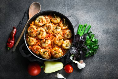 Pilav, et ve baharatla doldurulmuş biberler koyu arkaplan manzaralı karanlık bir tavada. Boşluğu kopyala.