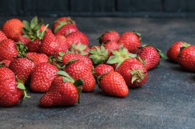 Sağlıklı çilek koyu arka planda izole edilmiş. Uzayı kopyala Üst görünüm, Yüksek çözünürlüklü ürün