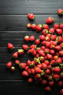 Sağlıklı çilek koyu ahşap arka planda izole edilmiş. Uzayı kopyala Üst görünüm, Yüksek çözünürlüklü ürün
