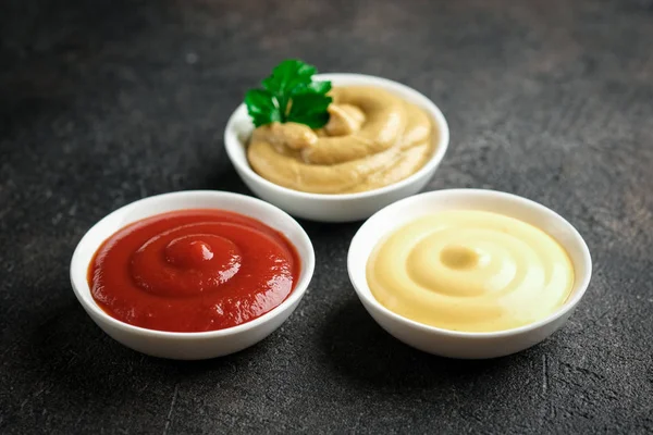 Conjunto Salsas Populares Mostaza Ketchup Mayonesa Sobre Fondo Oscuro — Foto de Stock