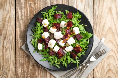 Pancar salatası, peynir, roka ve arka plan manzaralı baharatlı sos. Sağlıklı yiyecekler. Üst Manzara. Boşluğu kopyala.