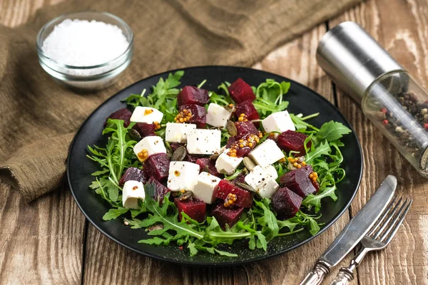 Salat Mit Roter Bete Feta Käse Rucola Und Würzigem Dressing — Stockfoto