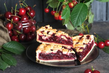 Lezzetli ev yapımı, koyu arkaplanda Flaky Crust olan vişneli turta.