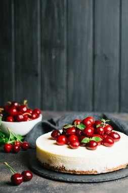 Koyu arkaplanda taze böğürtlenli lezzetli ev yapımı vişneli turta.. 