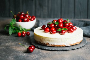 Koyu arkaplanda taze böğürtlenli lezzetli ev yapımı vişneli turta.. 