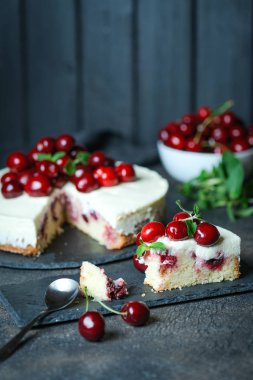 Koyu arkaplanda taze böğürtlenli lezzetli ev yapımı vişneli turta.. 