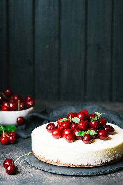 Koyu arkaplanda taze böğürtlenli lezzetli ev yapımı vişneli turta.. 