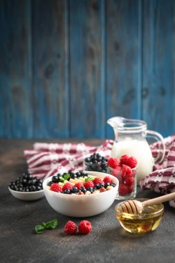 Arka planda böğürtlenli ve meyveli yulaf ezmesi. Sağlıklı kahvaltı..