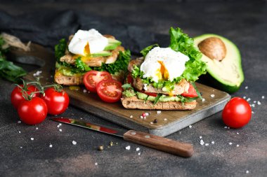 Avokado, haşlanmış yumurta, vişneli domates ve roka soslu lezzetli sandviç.. 